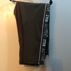 Olive logo stripe light n’ tight Hi-rise Capri